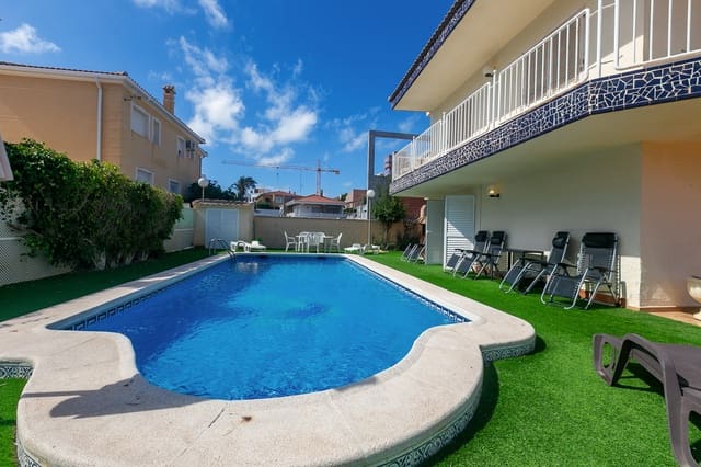 Chalet de 4 habitaciones en La Zenia, Orihuela en venta con piscina - 1.295.000 € (Ref: 9905217)