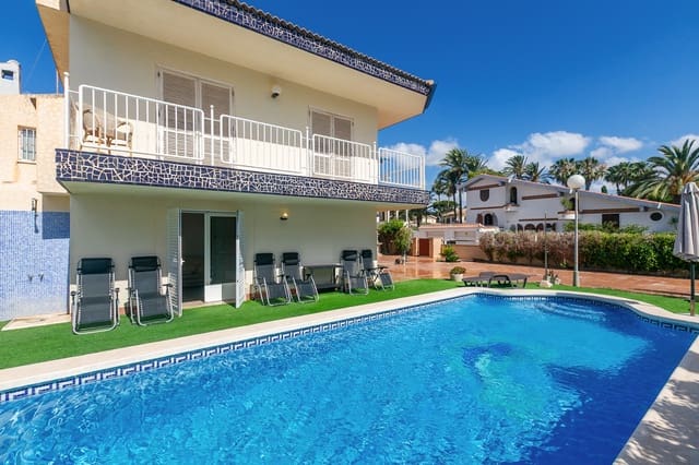 Chalet de 4 habitaciones en La Zenia, Orihuela en venta con piscina - 1.295.000 € (Ref: 9905217)
