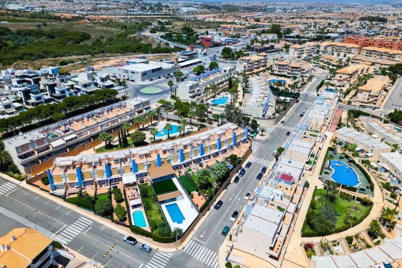 3 soveværelse Byhus til salg i Dehesa de Campoamor med swimmingpool - € 450.000 (Ref: 9935239)