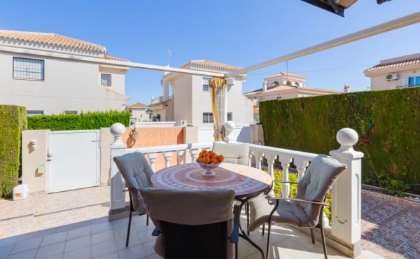 3 soverom Villa til salgs i Playa Flamenca, Orihuela med svømmebasseng - € 395 000 (Ref: 9953128)