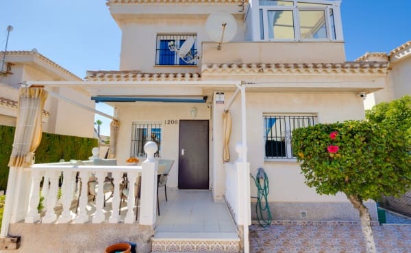 3 soverom Villa til salgs i Playa Flamenca, Orihuela med svømmebasseng - € 395 000 (Ref: 9953128)