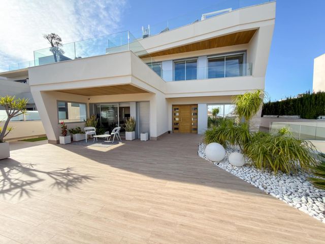 4 makuuhuone Huvila myytävänä paikassa Dehesa de Campoamor, Orihuela mukana uima-altaan 
autotalli - 1 799 000 € (Ref: 9953138)