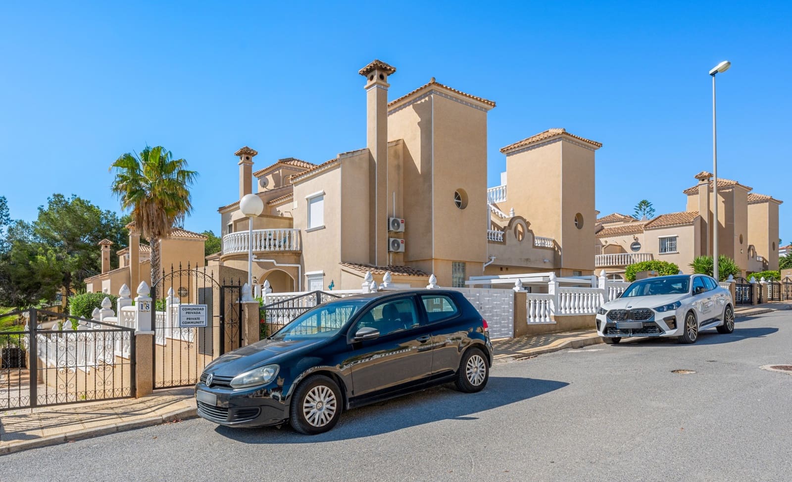 3 Zimmer Villa zu verkaufen in Villamartin mit Pool - 265.000 € (Ref: 9985922)