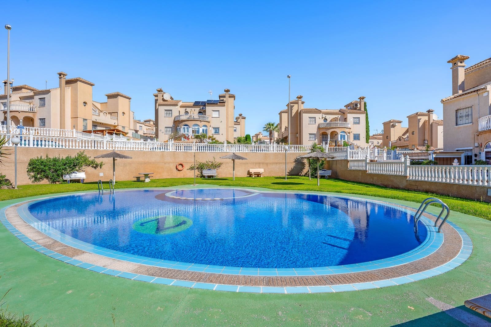 3 Zimmer Villa zu verkaufen in Villamartin mit Pool - 265.000 € (Ref: 9985922)