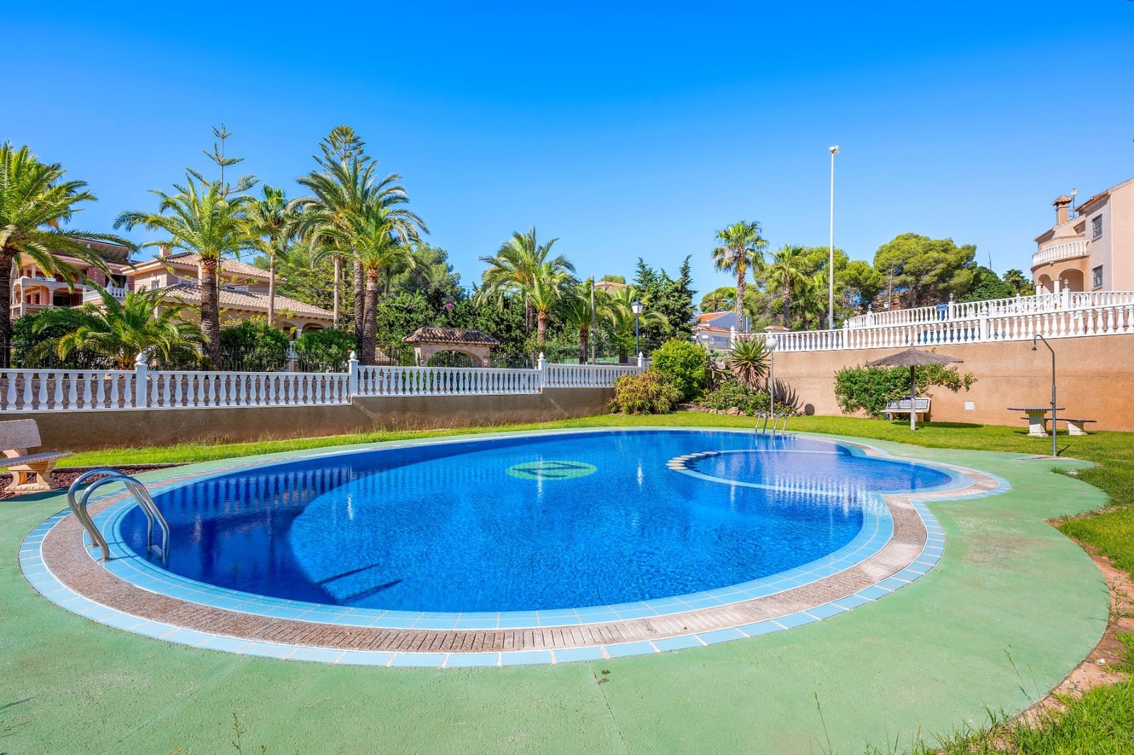 3 Zimmer Villa zu verkaufen in Villamartin mit Pool - 265.000 € (Ref: 9985922)