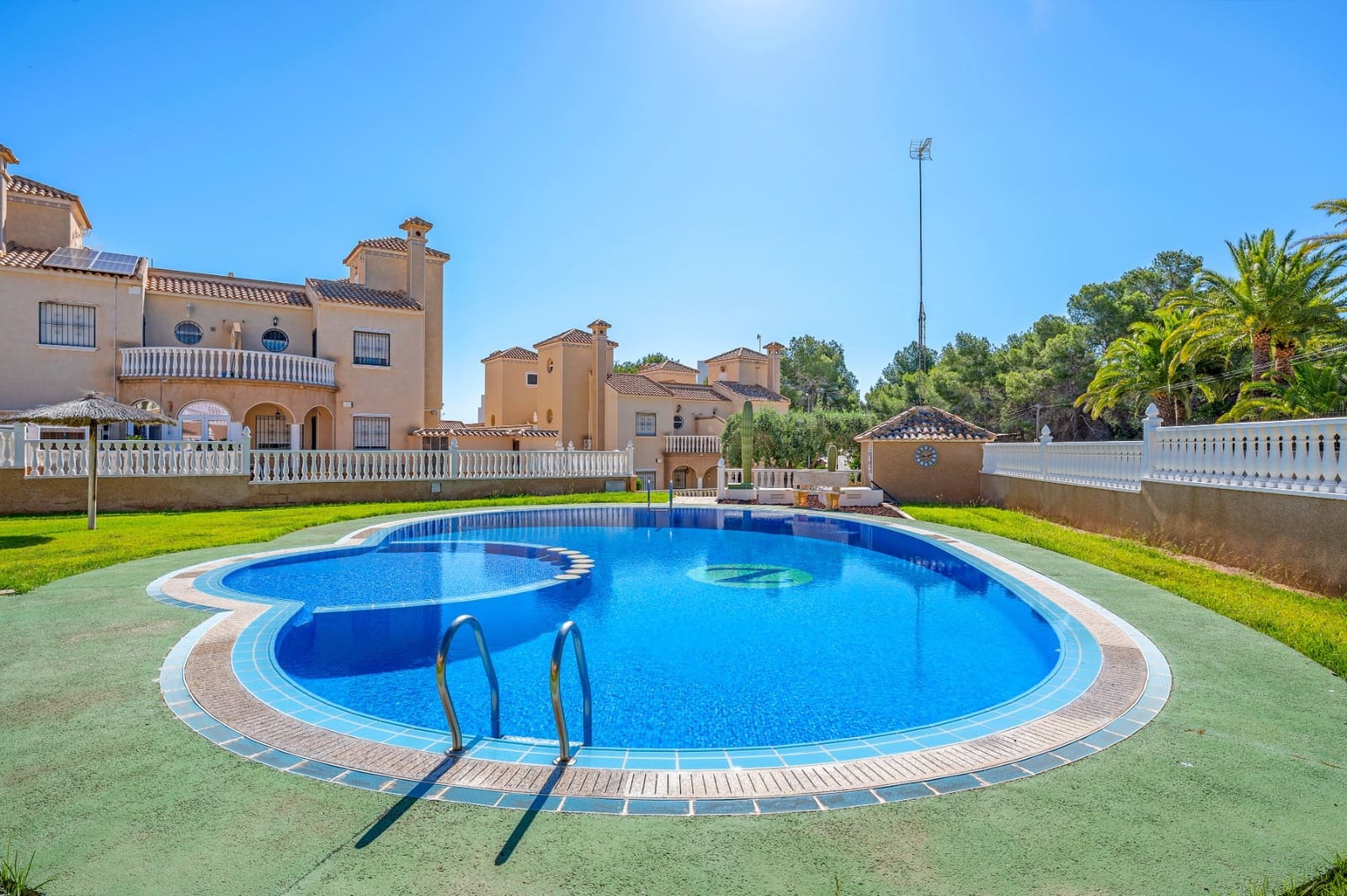 3 Zimmer Villa zu verkaufen in Villamartin mit Pool - 265.000 € (Ref: 9985922)