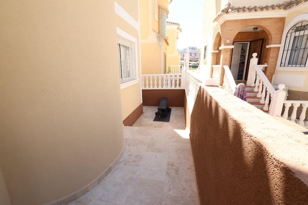 Chalet de 3 habitaciones en Villamartin en venta - 250.000 € (Ref: 9989903)