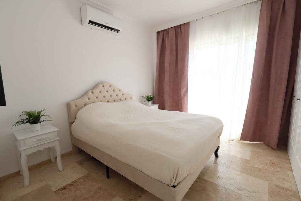 Chalet de 3 habitaciones en Villamartin en venta - 250.000 € (Ref: 9989903)