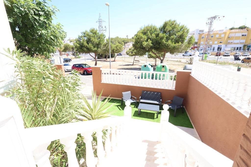Chalet de 3 habitaciones en Villamartin en venta - 250.000 € (Ref: 9989903)