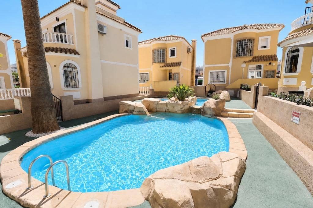 Chalet de 3 habitaciones en Villamartin en venta - 250.000 € (Ref: 9989903)