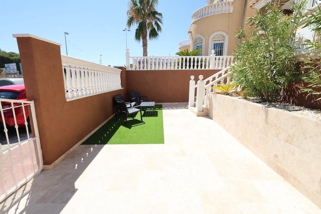 Chalet de 3 habitaciones en Villamartin en venta - 250.000 € (Ref: 9989903)