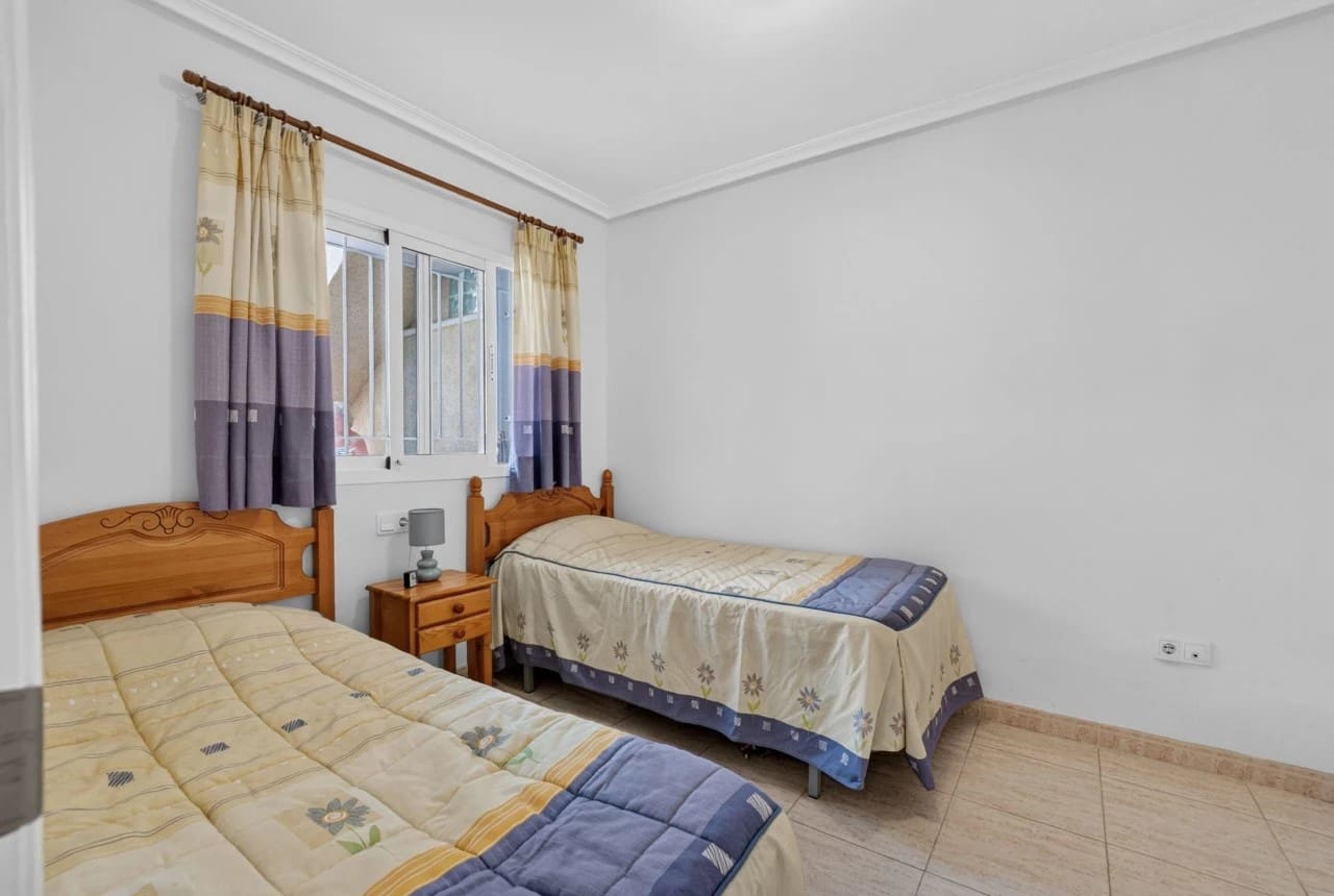Hus till salu i Playa Flamenca med pool - 226 000 € (Ref: 9993608)