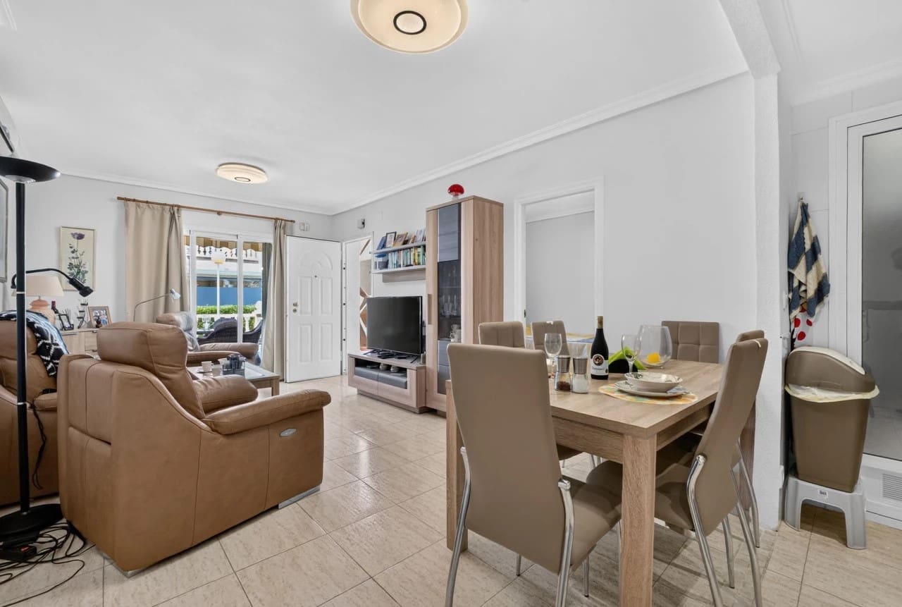 Hus till salu i Playa Flamenca med pool - 226 000 € (Ref: 9993608)