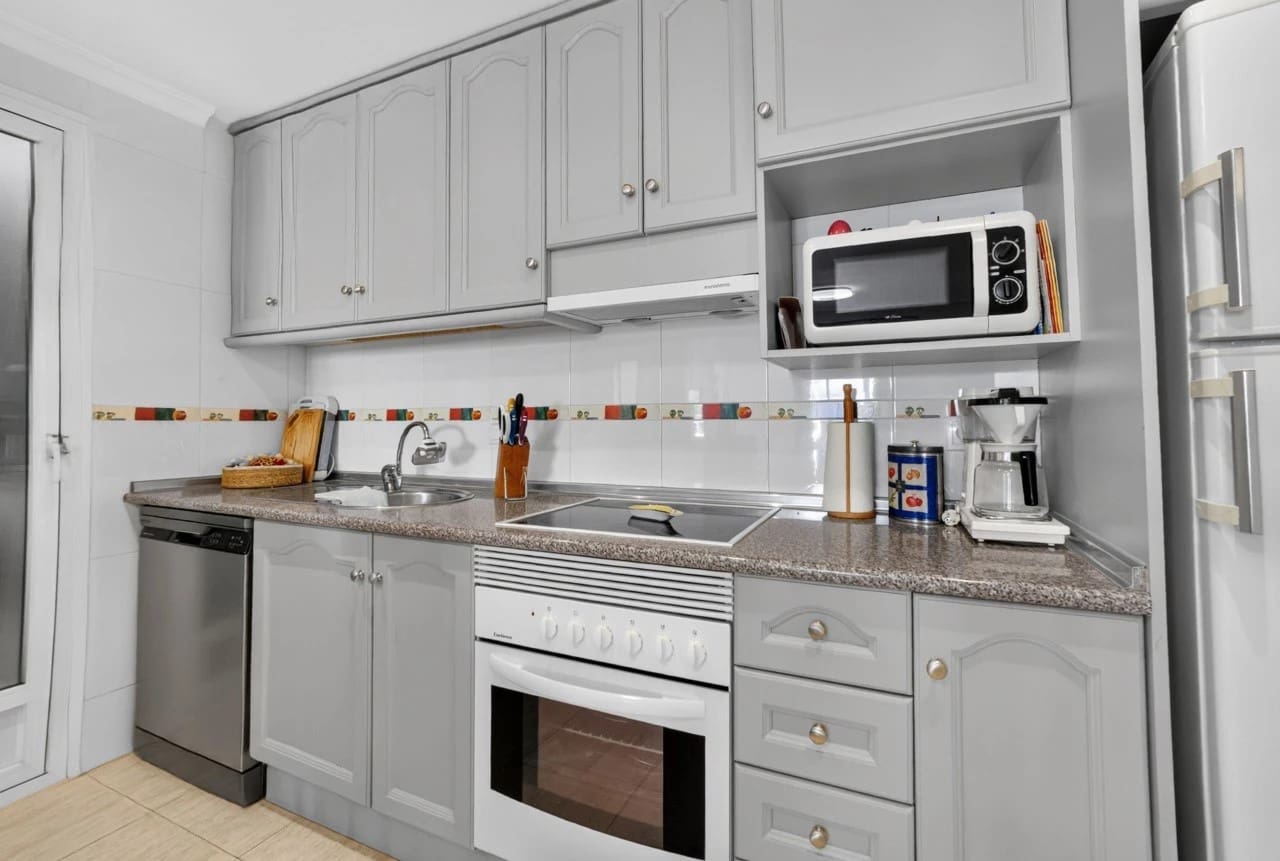Hus till salu i Playa Flamenca med pool - 226 000 € (Ref: 9993608)