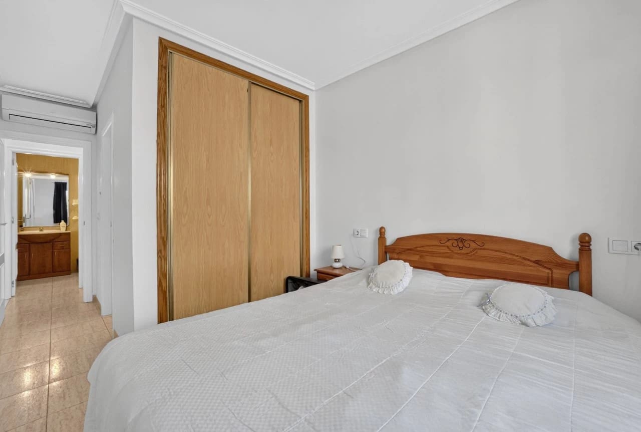 Hus till salu i Playa Flamenca med pool - 226 000 € (Ref: 9993608)