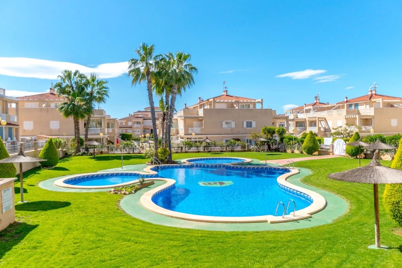 Hus till salu i Playa Flamenca med pool - 226 000 € (Ref: 9993608)