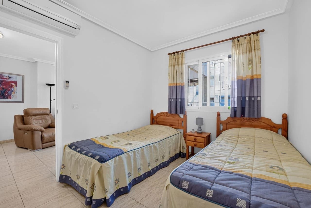 Hus till salu i Playa Flamenca med pool - 226 000 € (Ref: 9993608)