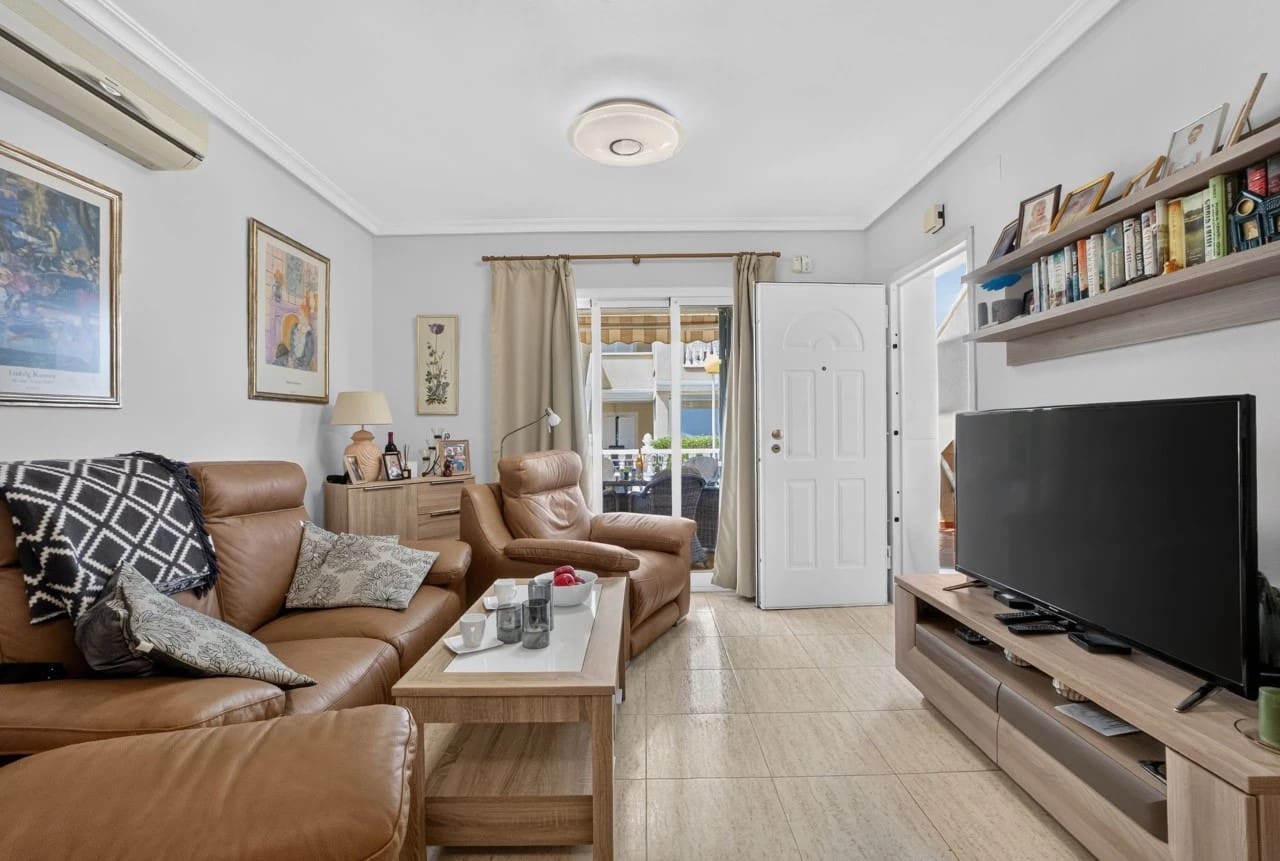 Hus till salu i Playa Flamenca med pool - 226 000 € (Ref: 9993608)