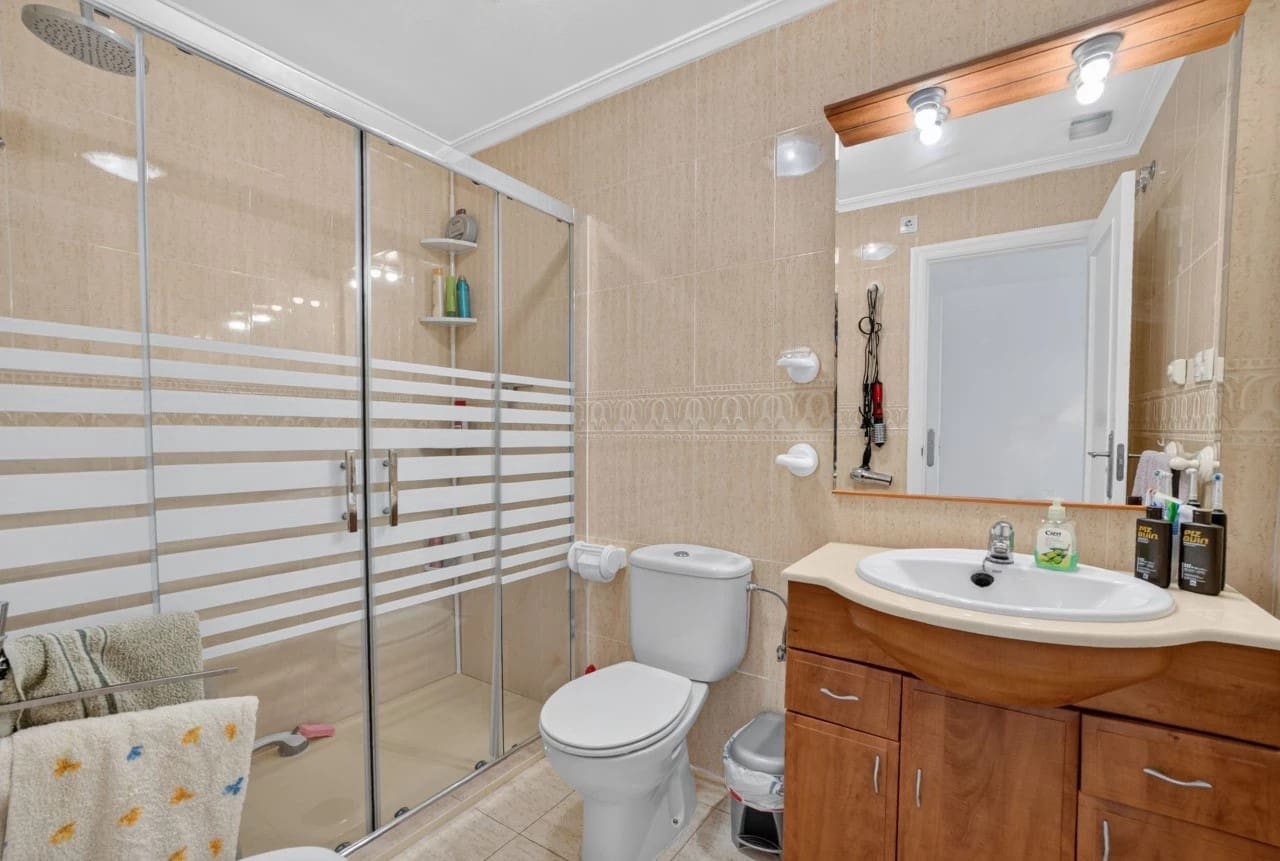 Hus till salu i Playa Flamenca med pool - 226 000 € (Ref: 9993608)