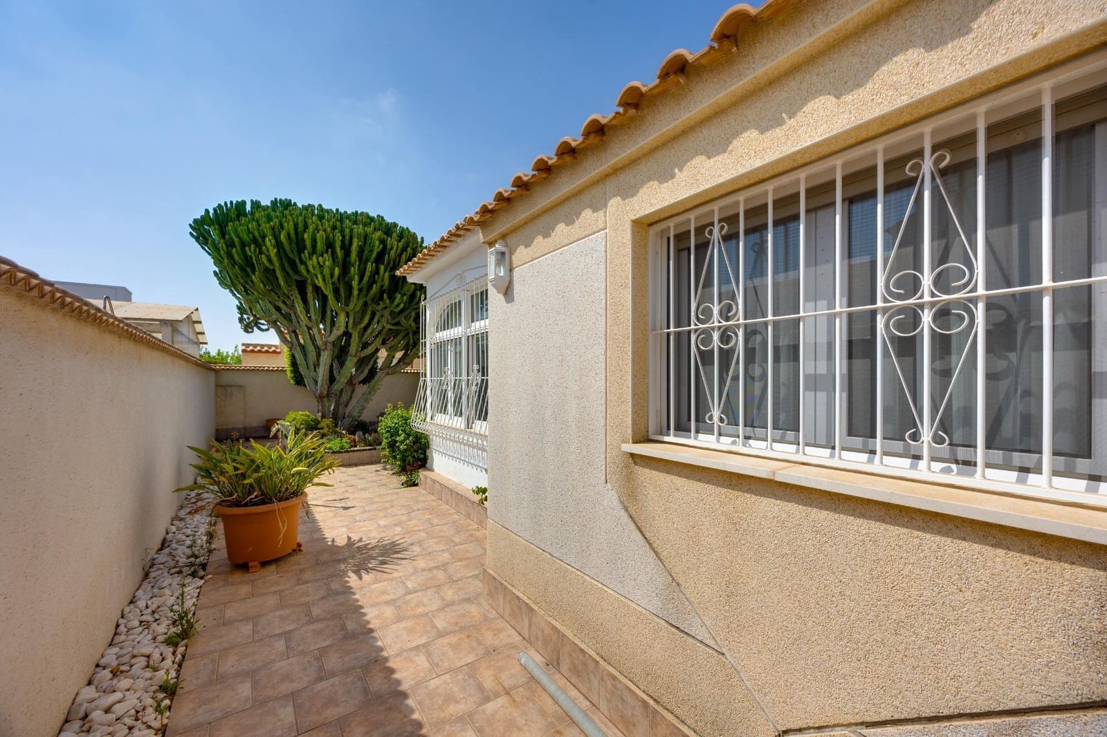 2 bedroom Villa for sale in La Florida - € 305,000 (Ref: 9995431)