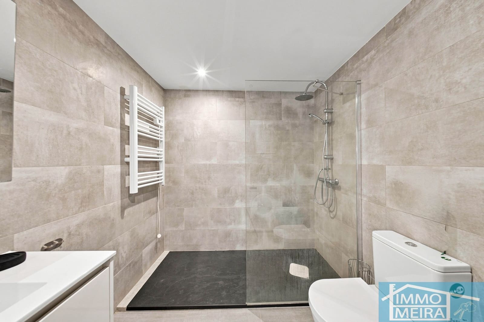 2 bedroom Apartment for sale in Roses with pool garage - € 235,000 (Ref: 10036345)