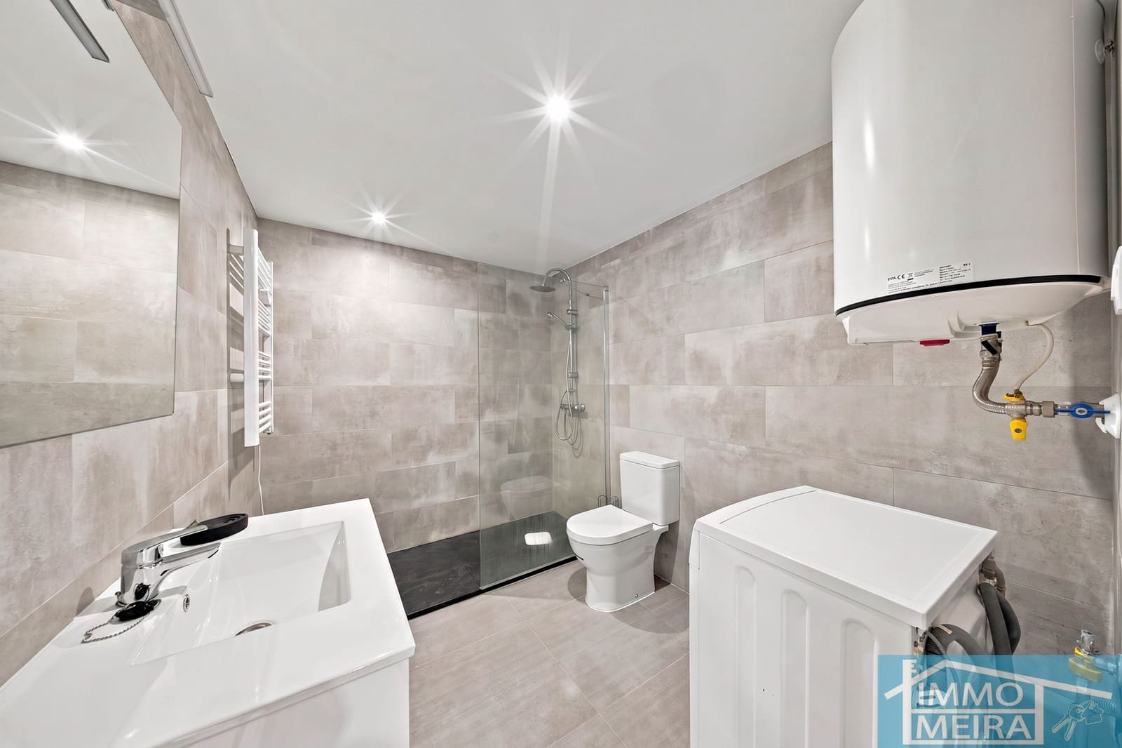 2 bedroom Apartment for sale in Roses with pool garage - € 235,000 (Ref: 10036345)