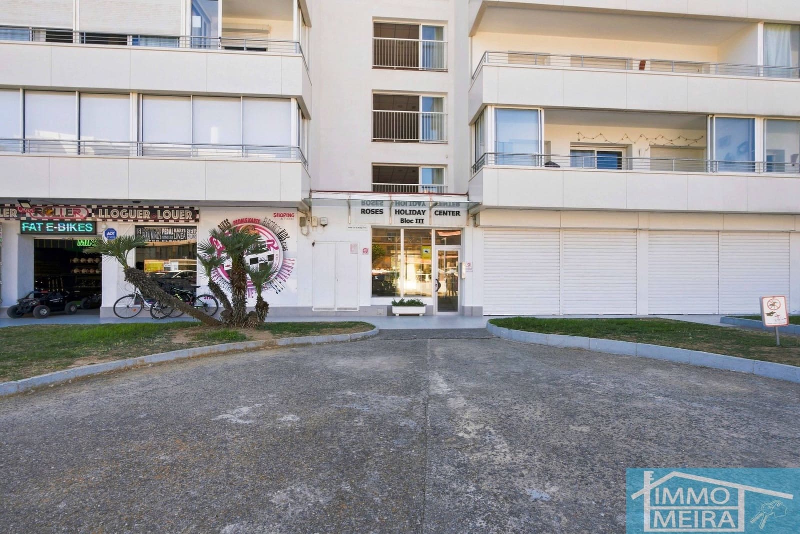 2 bedroom Apartment for sale in Roses with pool garage - € 235,000 (Ref: 10036345)