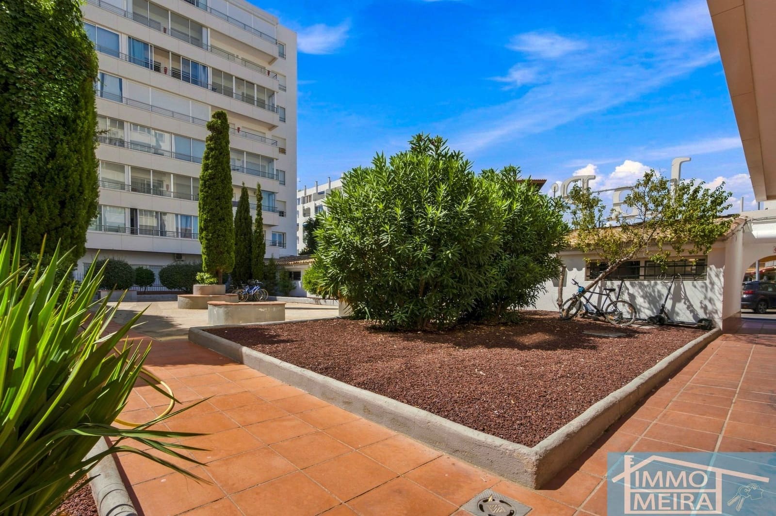 2 bedroom Apartment for sale in Roses with pool garage - € 235,000 (Ref: 10036345)