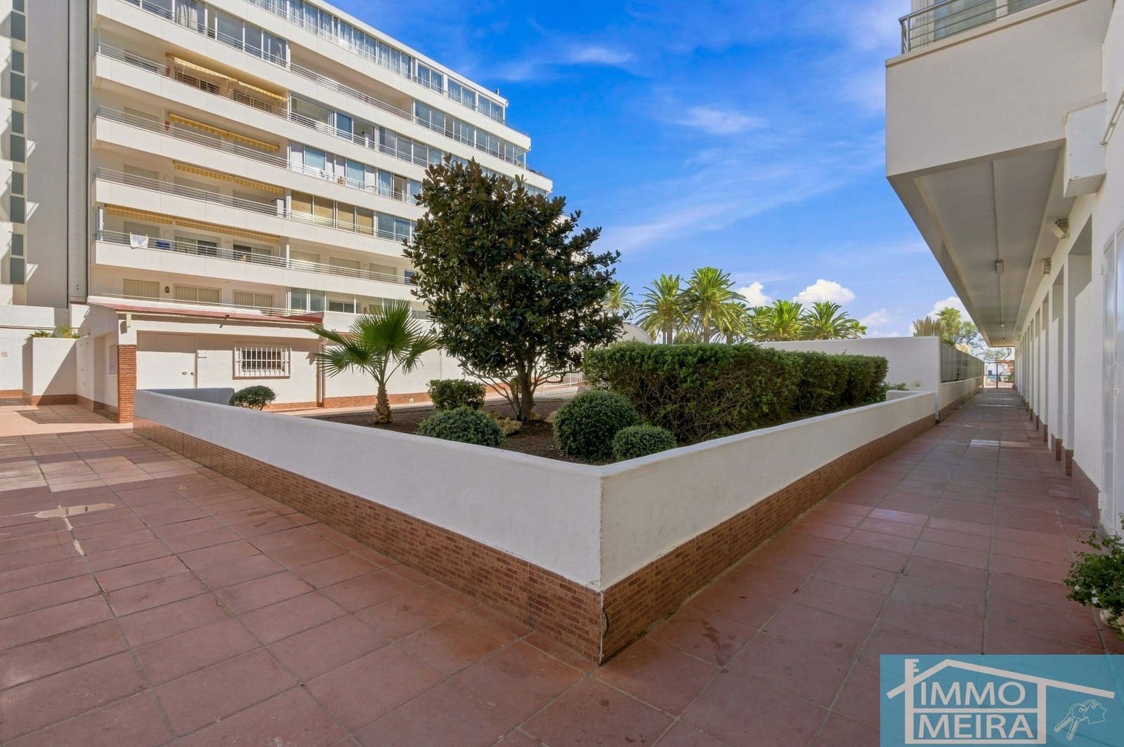 2 bedroom Apartment for sale in Roses with pool garage - € 235,000 (Ref: 10036345)