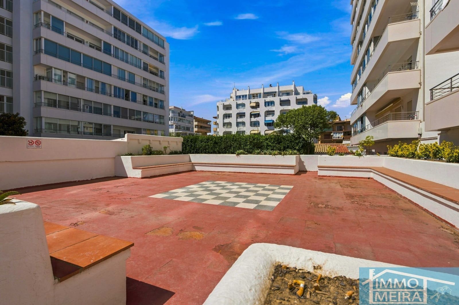 2 bedroom Apartment for sale in Roses with pool garage - € 235,000 (Ref: 10036345)