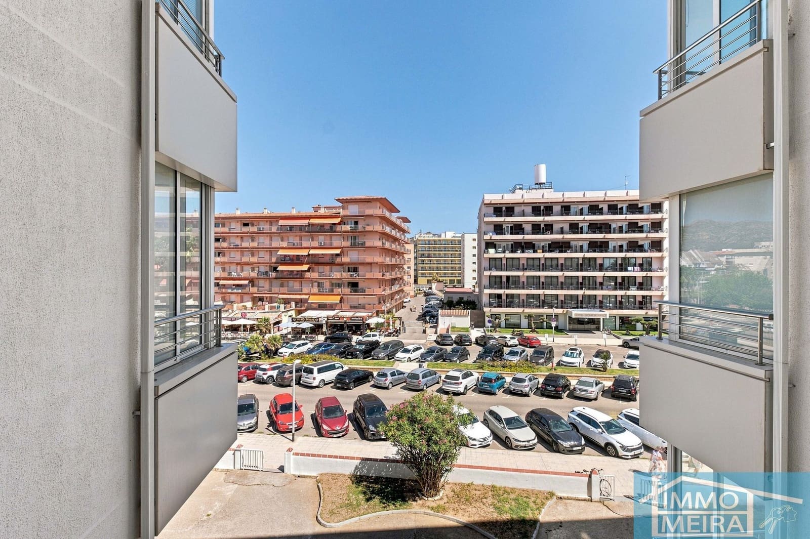 2 bedroom Apartment for sale in Roses with pool garage - € 235,000 (Ref: 10036345)