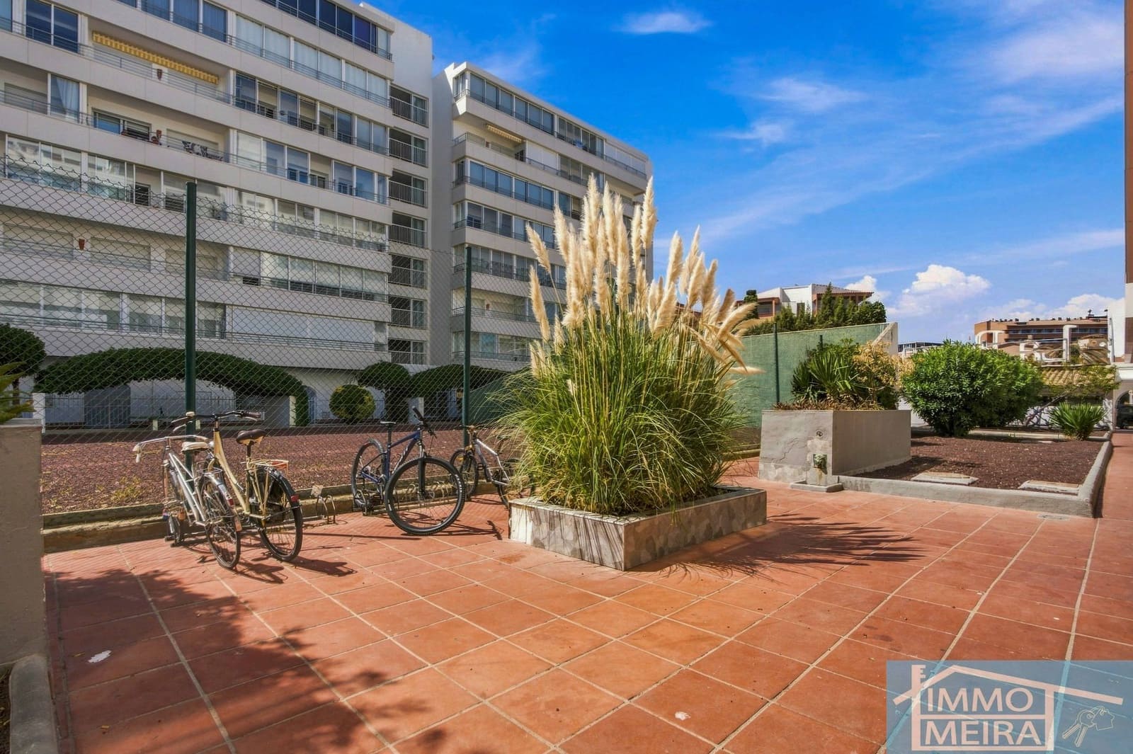 2 bedroom Apartment for sale in Roses with pool garage - € 235,000 (Ref: 10036345)