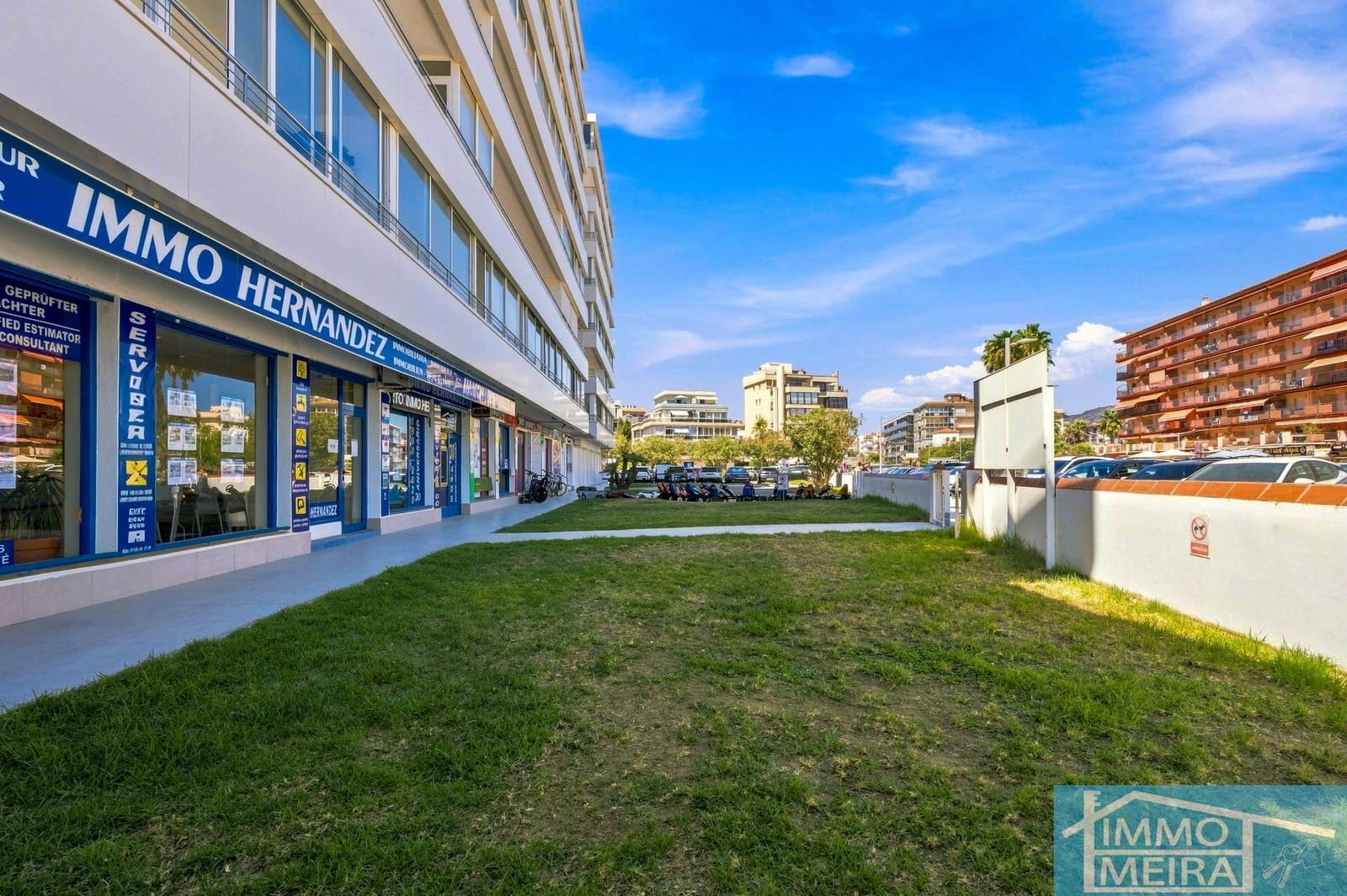2 bedroom Apartment for sale in Roses with pool garage - € 235,000 (Ref: 10036345)
