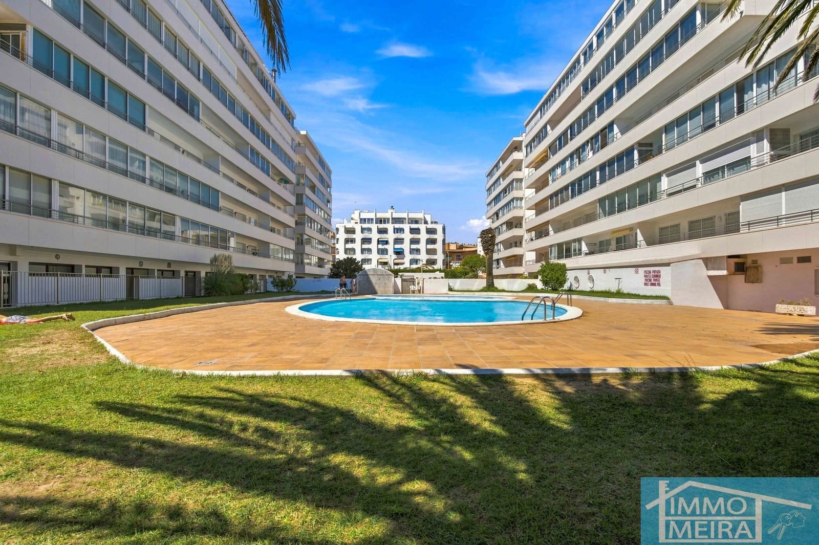 2 bedroom Apartment for sale in Roses with pool garage - € 235,000 (Ref: 10036345)
