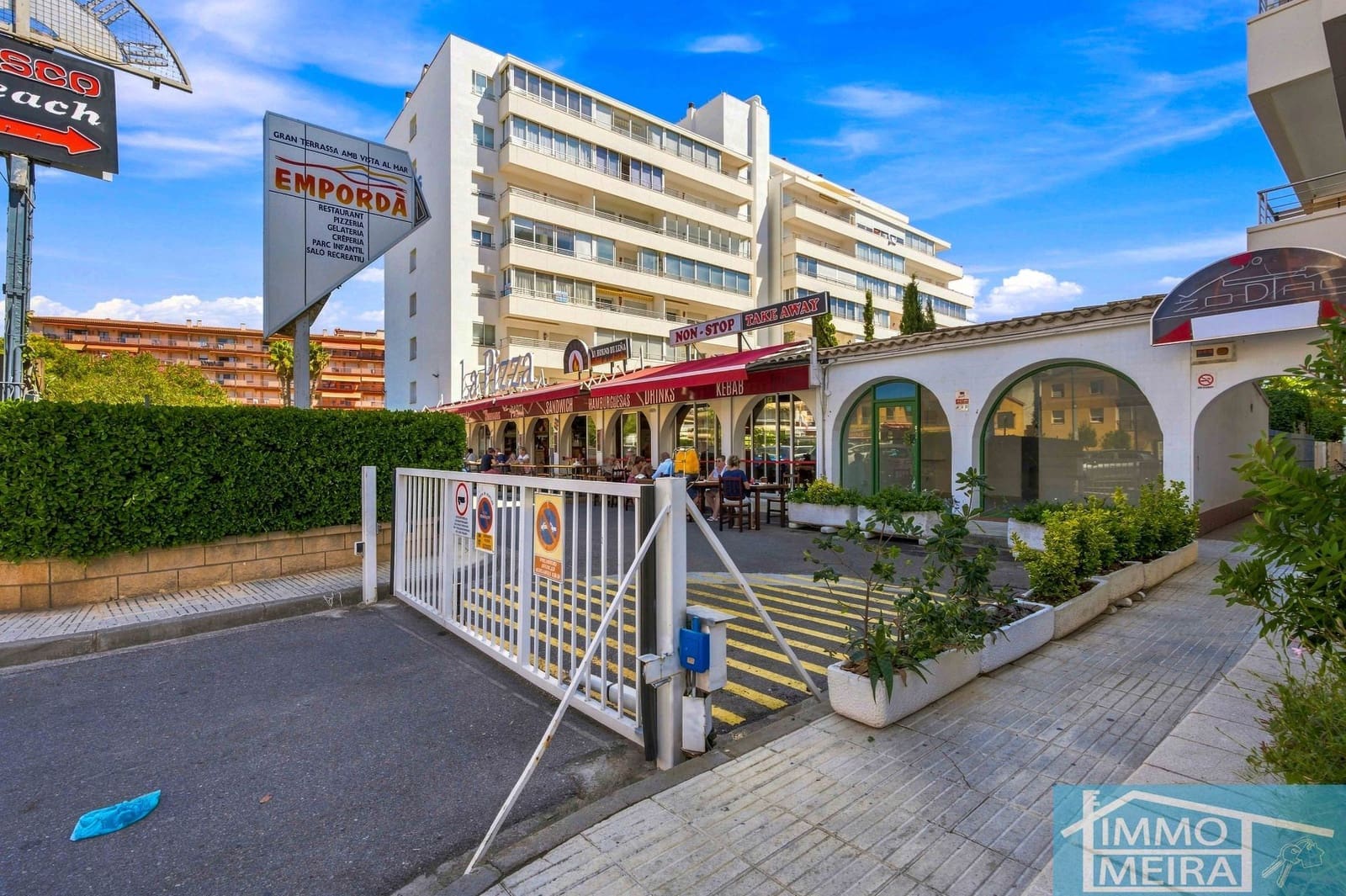 2 bedroom Apartment for sale in Roses with pool garage - € 235,000 (Ref: 10036345)