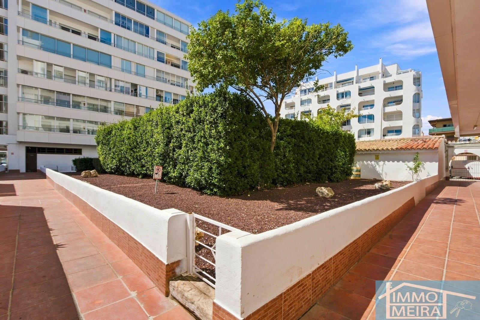 2 bedroom Apartment for sale in Roses with pool garage - € 235,000 (Ref: 10036345)