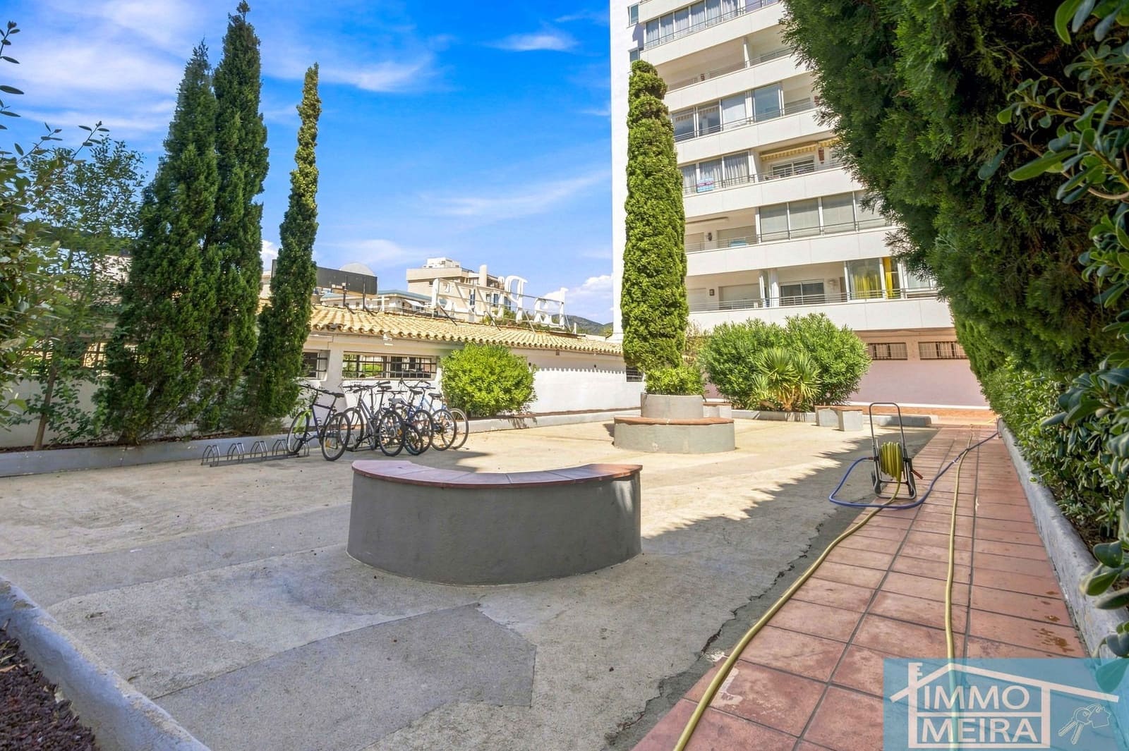 2 bedroom Apartment for sale in Roses with pool garage - € 235,000 (Ref: 10036345)