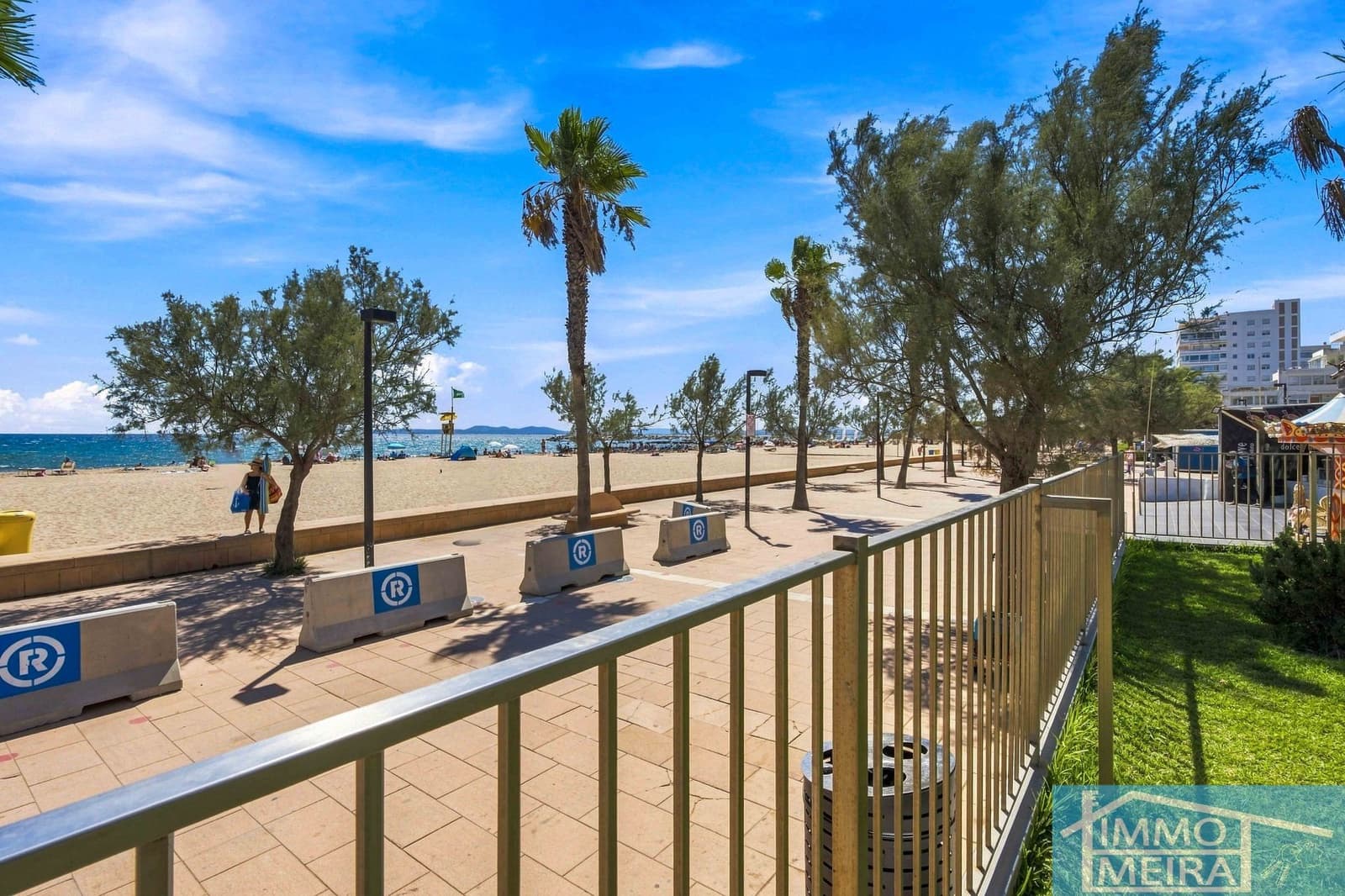 2 bedroom Apartment for sale in Roses with pool garage - € 235,000 (Ref: 10036345)