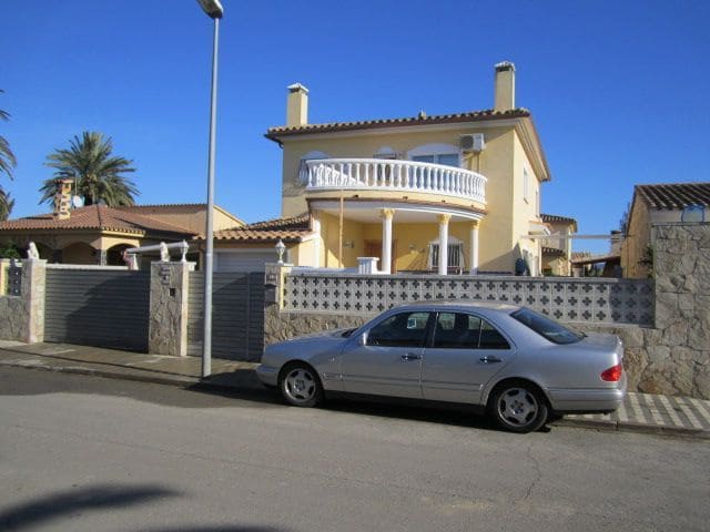 4 bedroom Villa for sale in Empuriabrava with pool garage - € 593,500 (Ref: 8528956)