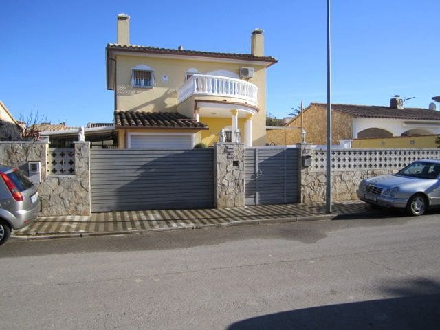 4 bedroom Villa for sale in Empuriabrava with pool garage - € 593,500 (Ref: 8528956)