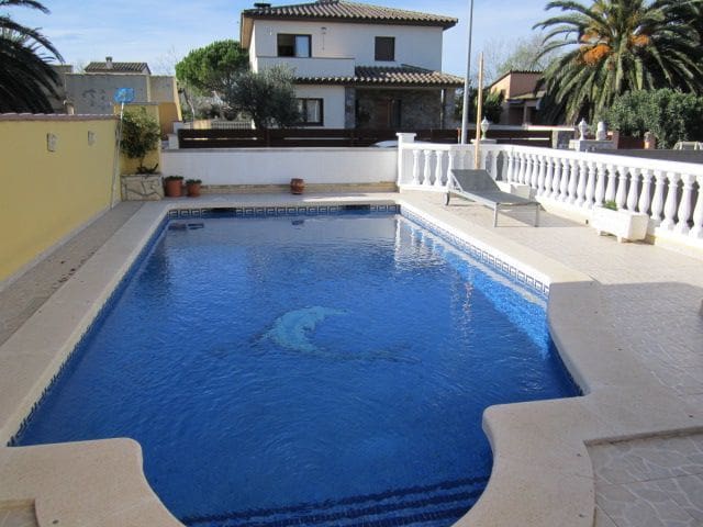 4 bedroom Villa for sale in Empuriabrava with pool garage - € 593,500 (Ref: 8528956)