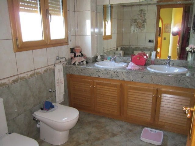 4 bedroom Villa for sale in Empuriabrava with pool garage - € 593,500 (Ref: 8528956)