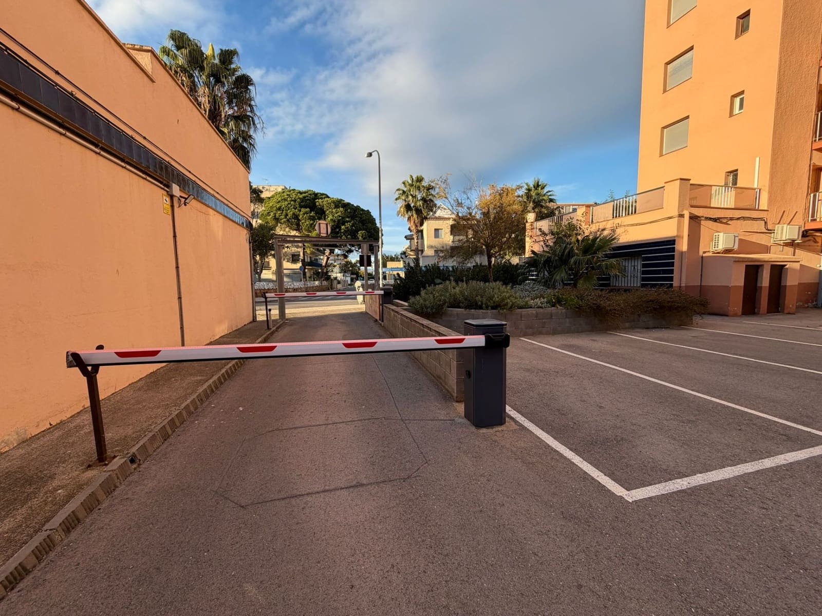 Kommersiell till salu i Roses med garage - 265 000 € (Ref: 9422077)