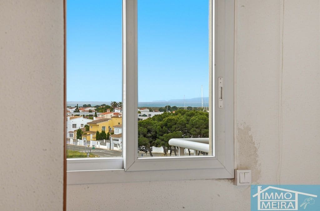 2 bedroom Apartment for sale in Roses with pool garage - € 235,000 (Ref: 9807664)