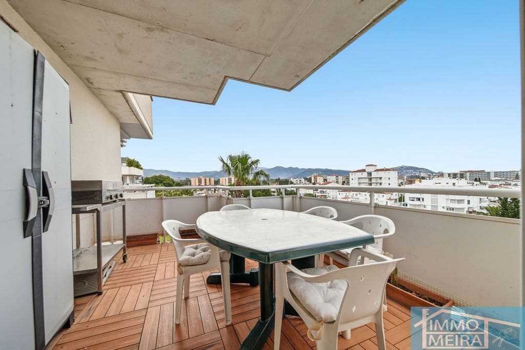 2 bedroom Apartment for sale in Roses with pool garage - € 235,000 (Ref: 9807664)