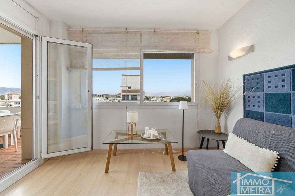 2 bedroom Apartment for sale in Roses with pool garage - € 235,000 (Ref: 9807664)
