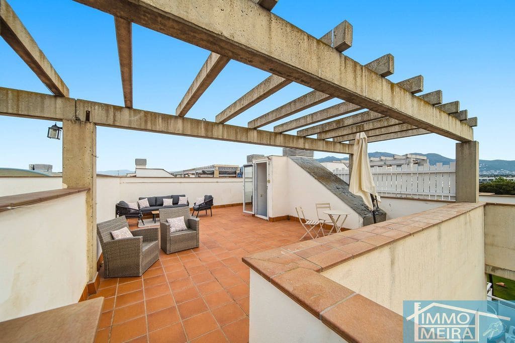 2 bedroom Apartment for sale in Roses with pool garage - € 235,000 (Ref: 9807664)