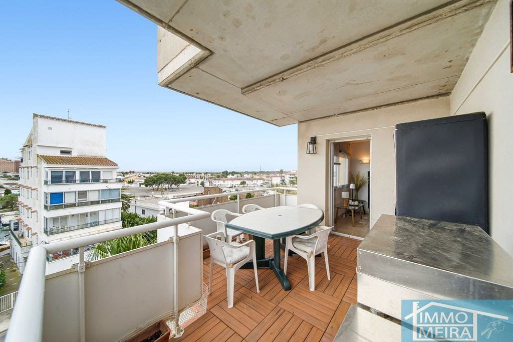 2 bedroom Apartment for sale in Roses with pool garage - € 235,000 (Ref: 9807664)