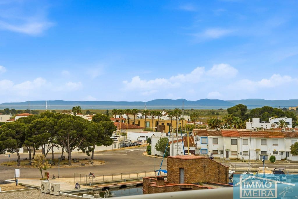 2 bedroom Apartment for sale in Roses with pool garage - € 235,000 (Ref: 9807664)
