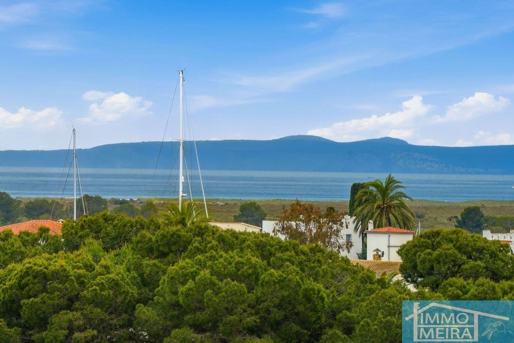 2 bedroom Apartment for sale in Roses with pool garage - € 235,000 (Ref: 9807664)